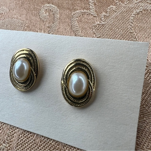 VINTAGE GOLD FAUX PEARL EARRINGS RETRO PINUP POST BACKING GLAM EVENT FORMAL - Picture 2 of 6